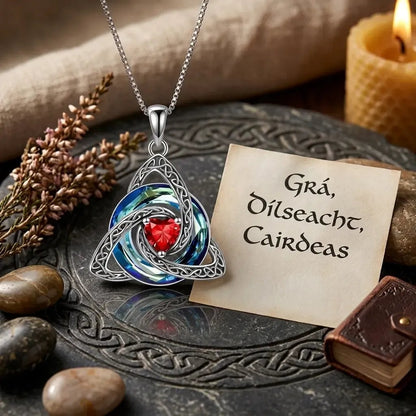 ✨Collier avec nœud celtique de la Trinité et pierre de naissance – Un symbole chargé de sens, représentant l'amour et le lien ❤️
