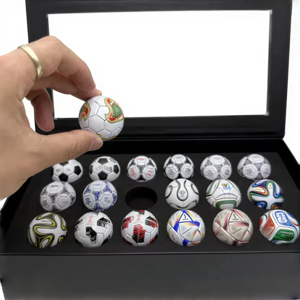 🎁50 % de réduction🔥😱🏆 56 ans de gloire : lot de mini-ballons de foot fabriqués à la main ! (1970–2026)⚽️