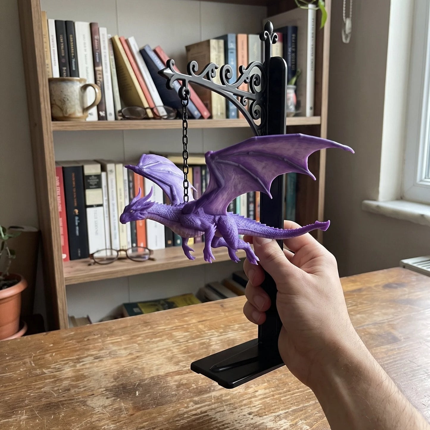 🐉 DragonGlow : serre-livres suspendu en forme de dragon violet avec petite lampe – Laissez un dragon lumineux veiller sur vos histoires préférées 📚🌠