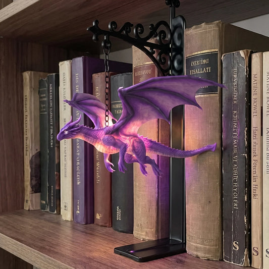 🐉 DragonGlow : serre-livres suspendu en forme de dragon violet avec petite lampe – Laissez un dragon lumineux veiller sur vos histoires préférées 📚🌠